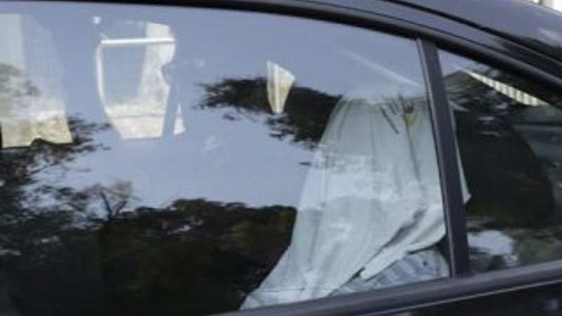 Yunanistan'a kaçan darbeci yüzünü gizledi