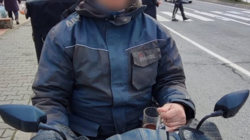 Ordu'da trafik denetiminde elinde bardakla yakalanan motosikletli