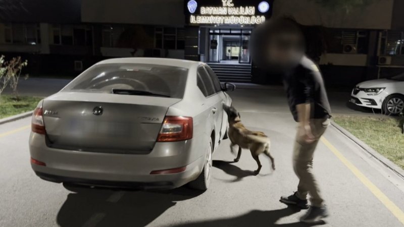 Batman'da şüpheli araçtaki uyuşturucuyu narkotik köpeği buldu