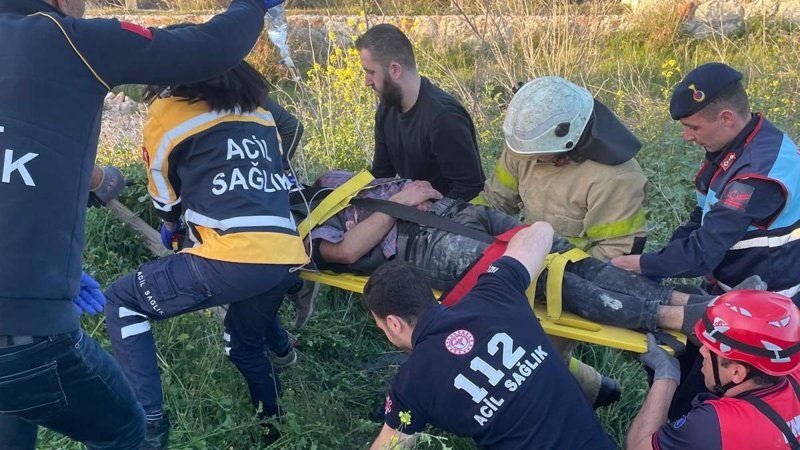 İzmir'de otomobil şarampole devrildi