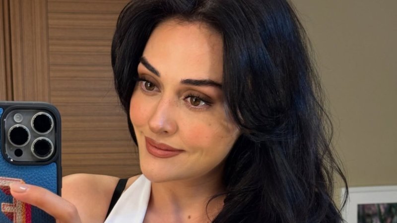 Esra Bilgiç beyaz takım giydi! Pozlarıyla takipçilerini mest etti