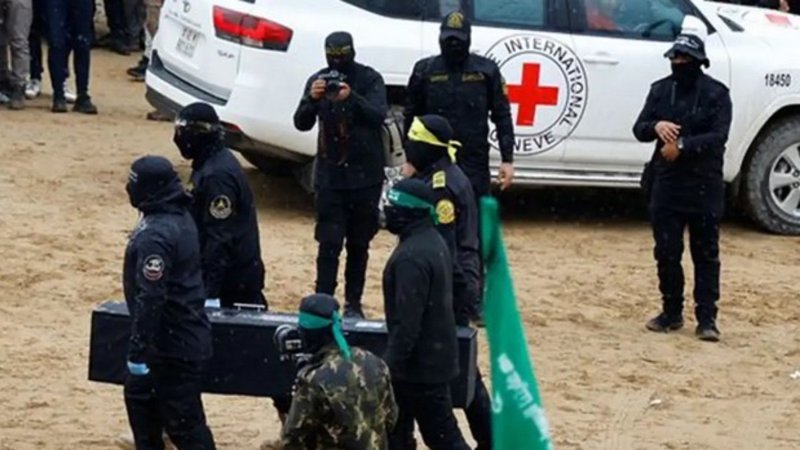 Hamas, İsrail’e bir esirin daha cesedini teslim etti