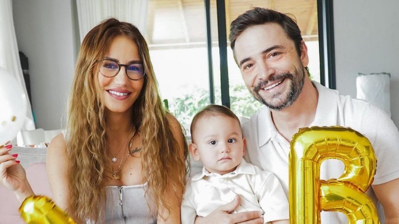 Ahmet Kural'dan aile pozu! Eşi Çağla Gizem ve çocuklarıyla poz verdi