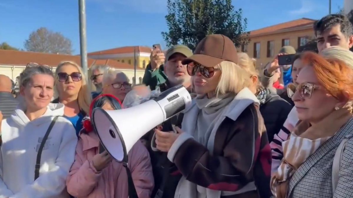 Başıboş sokak köpeklerini beslemek isteyen bir grup, İstanbul Valiliği  önünde eylem yaptı - Güncel Son Dakika Haberleri